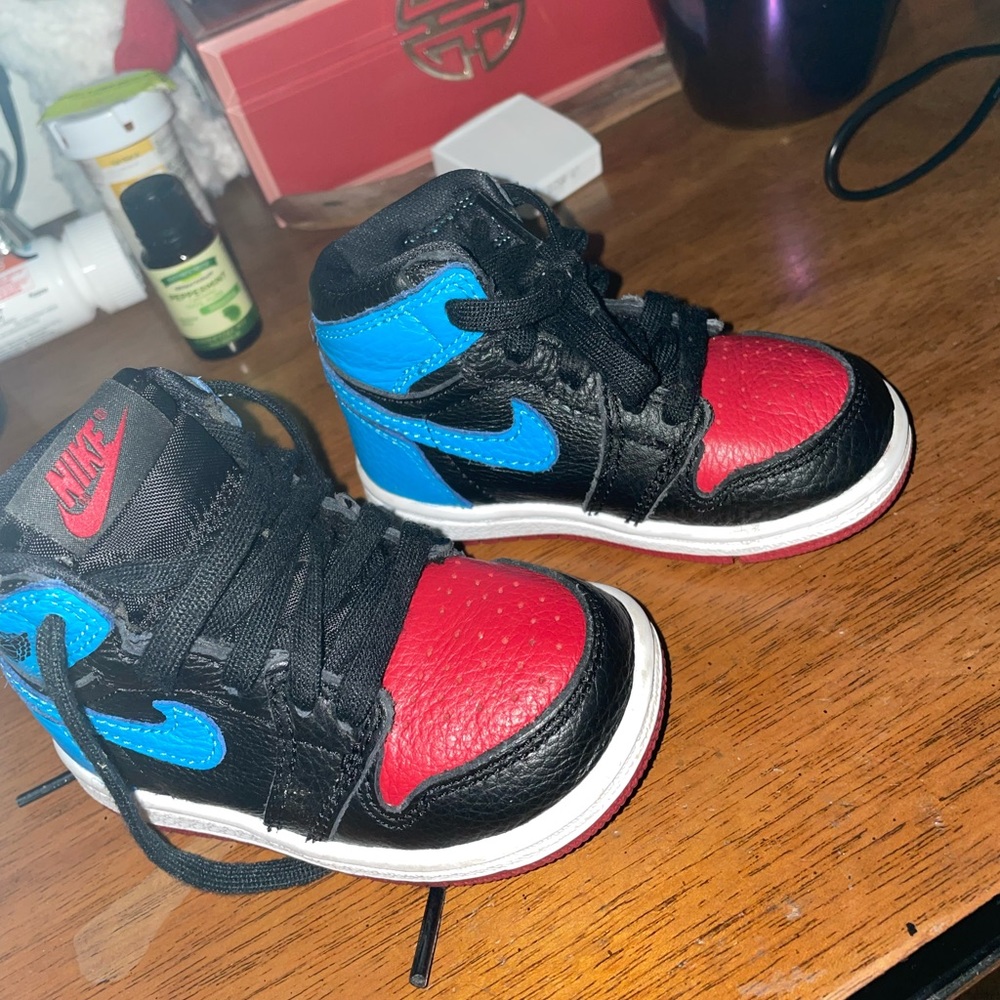 Jordan 1s size 5c